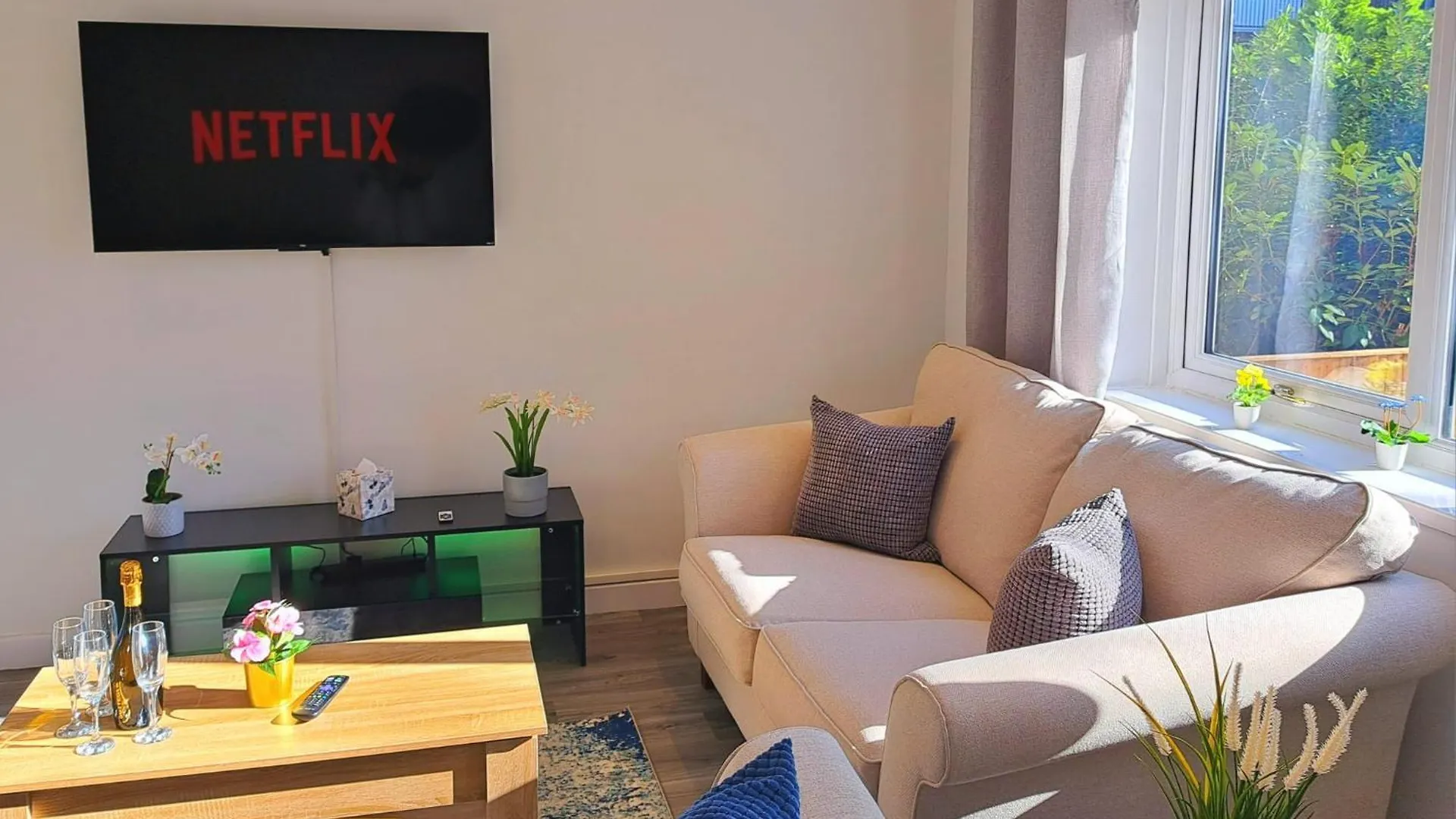 Cozy, Charming 3-Bedroom Home In Chester- Free Parking- Sleeps Up To 6 0*, Chester