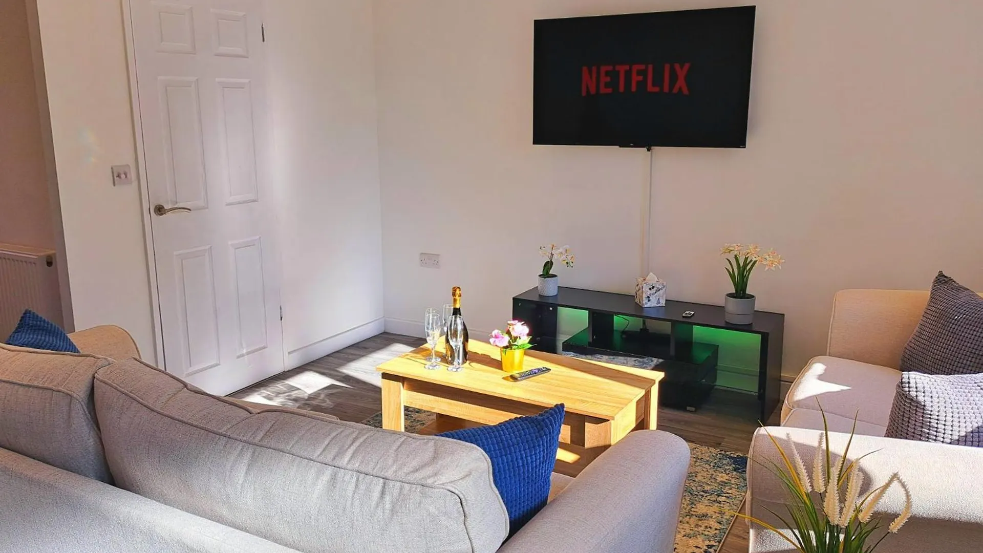 Cozy, Charming 3-Bedroom Home In Chester- Free Parking- Sleeps Up To 6 Holiday home